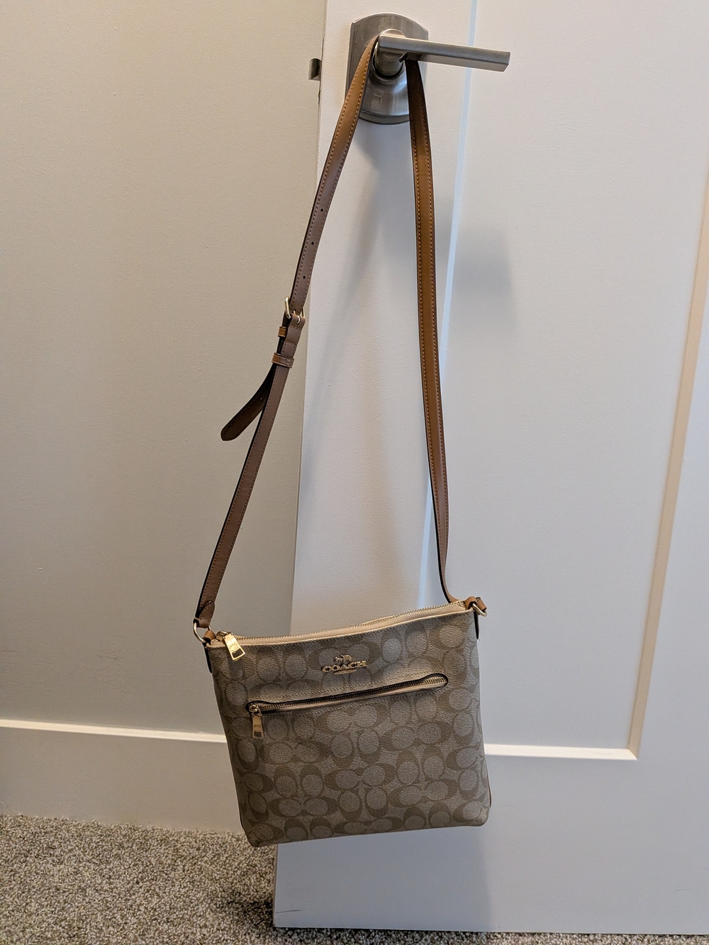 Coach Signature Crossbody Bag in Khaki/Tan Very Nice condition